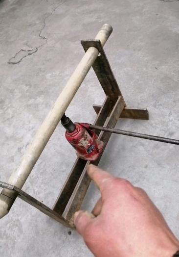 调直校正厚壁管子真方便:一个铁架子两端各一个空装进弯管放进千斤顶