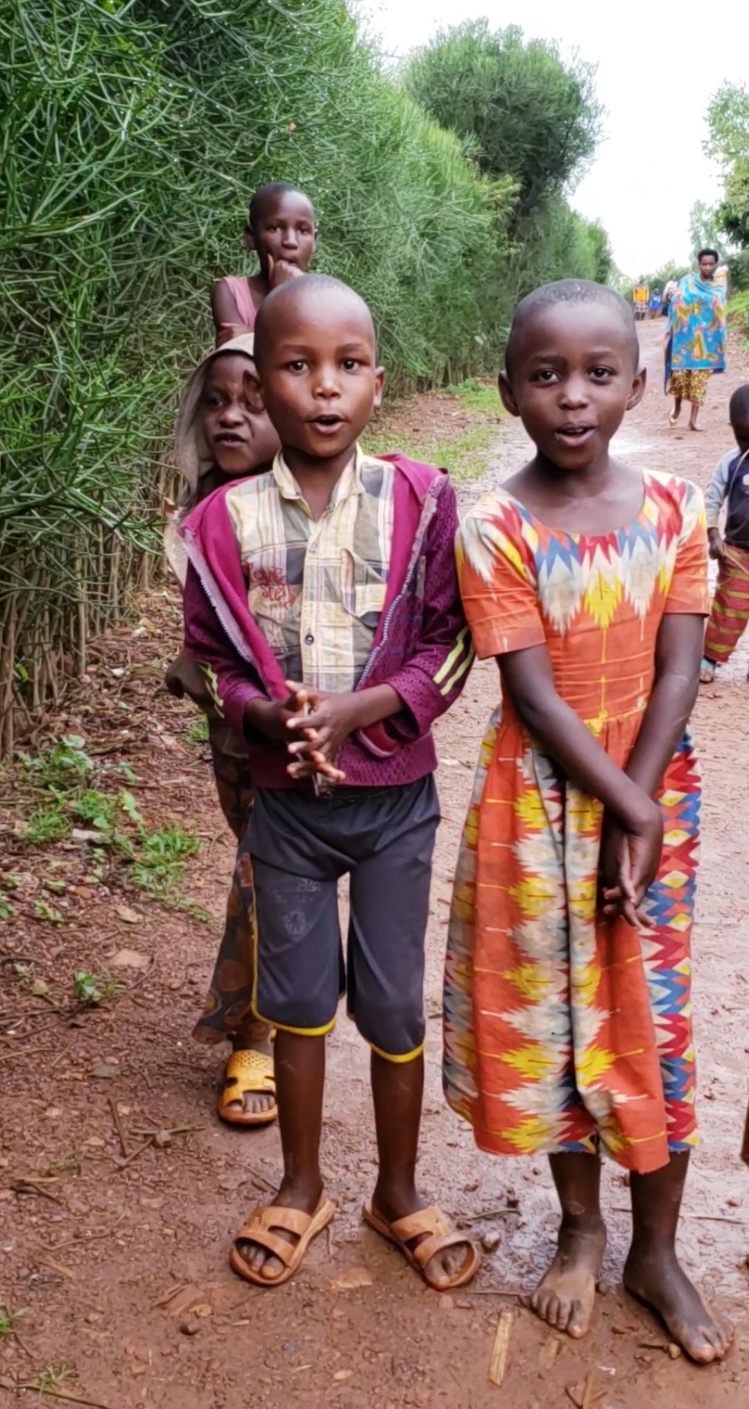 带上全民去旅行#非洲小朋友很热情,看到我们在这里都围了过来,个个都