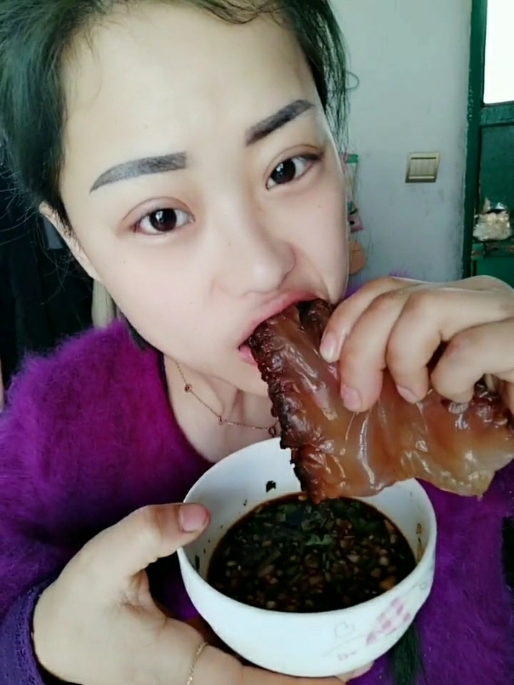 好大一个海哲头吃起来,嘎奔脆好香啊