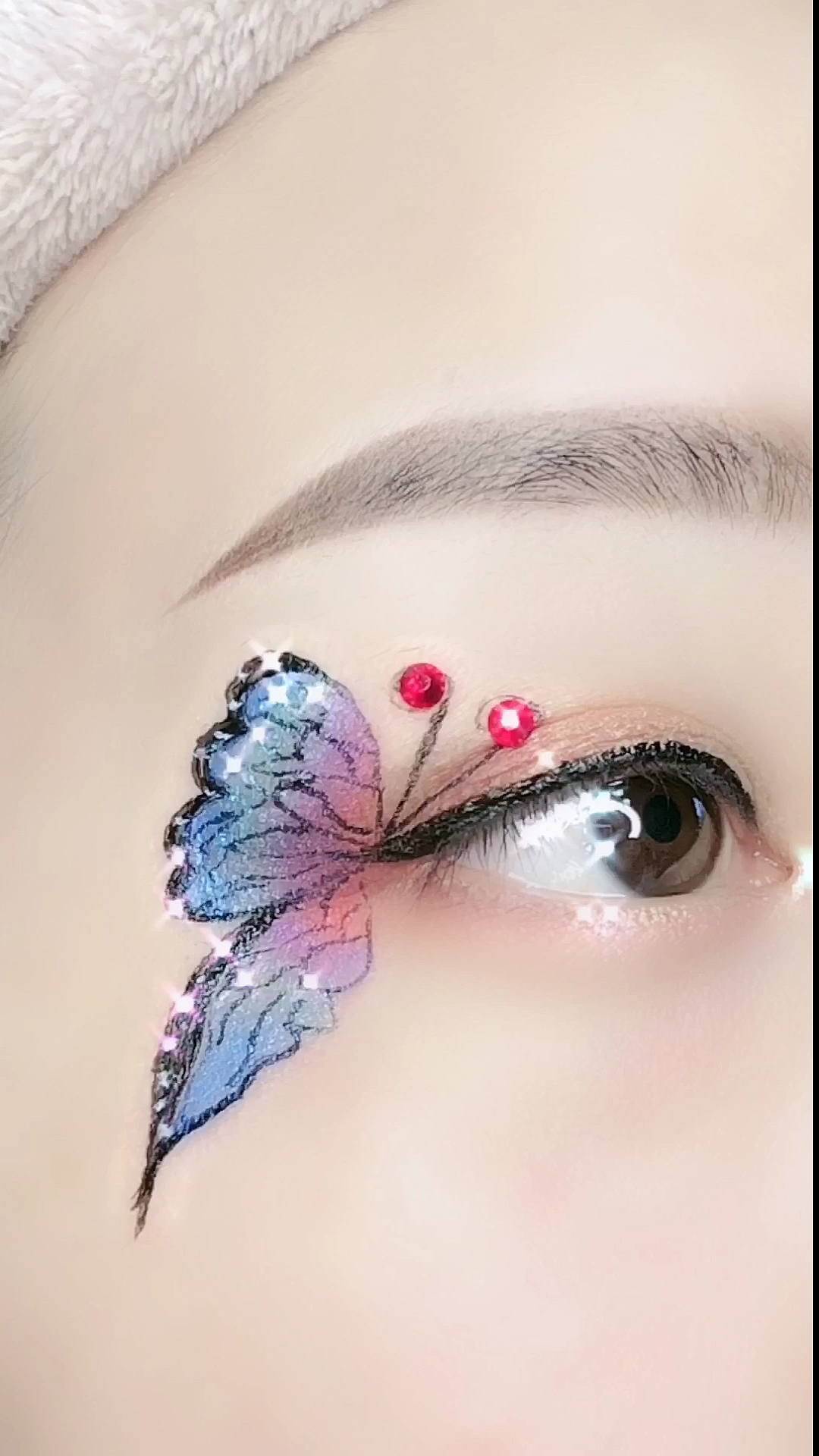 眼妆热门#听说给这只蝴蝶点小红心的今天买彩票都中奖了,你要不要试