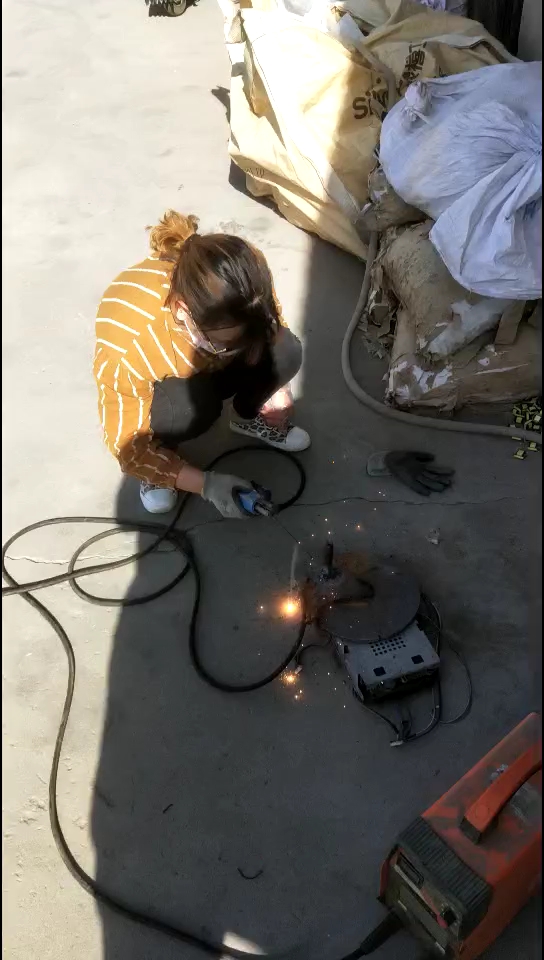 看美女焊工 一看就知道水平不一般.