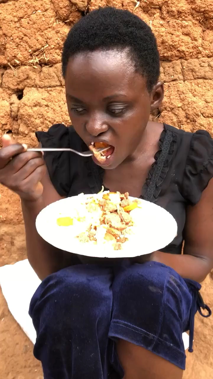 非洲全村就她用叉子吃饭?