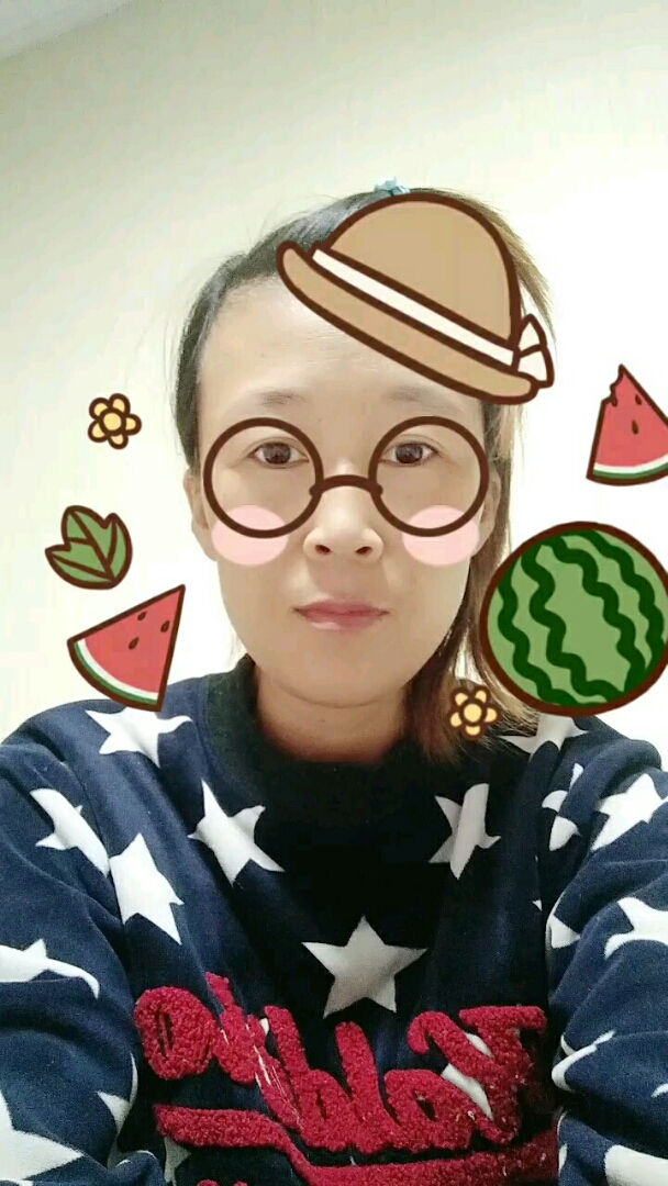 还扎上歪桃了,刘海头发长了挡眼睛