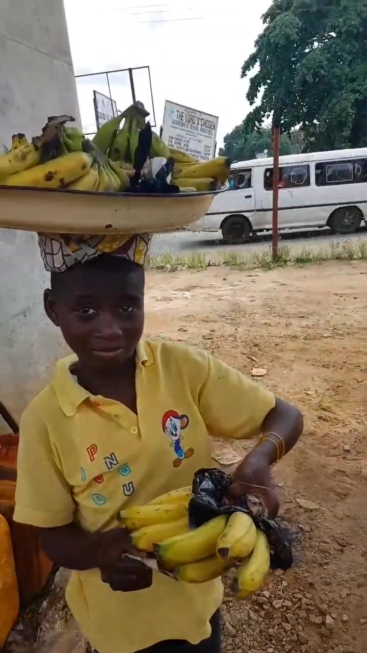 10多岁的小黑孩,来我们工地卖香蕉,挣钱补贴家用,很不容易,看着很心酸