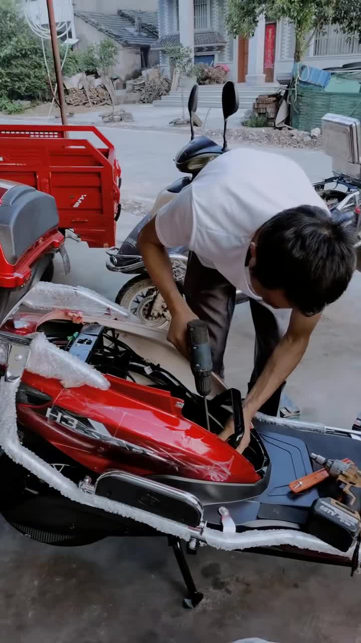 全民健身广场舞#今天这位美女大姐过生日,她老公买一辆电动车送给她