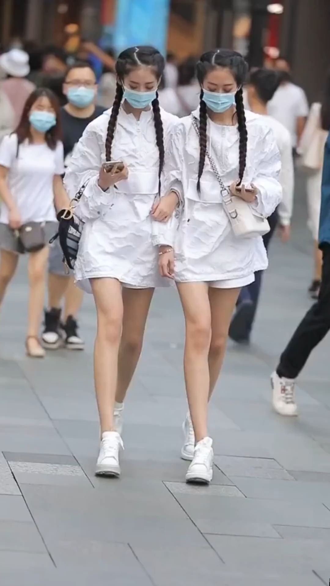 双胞胎姐妹真的是太可爱了,不但都是大长腿,还这么好看.