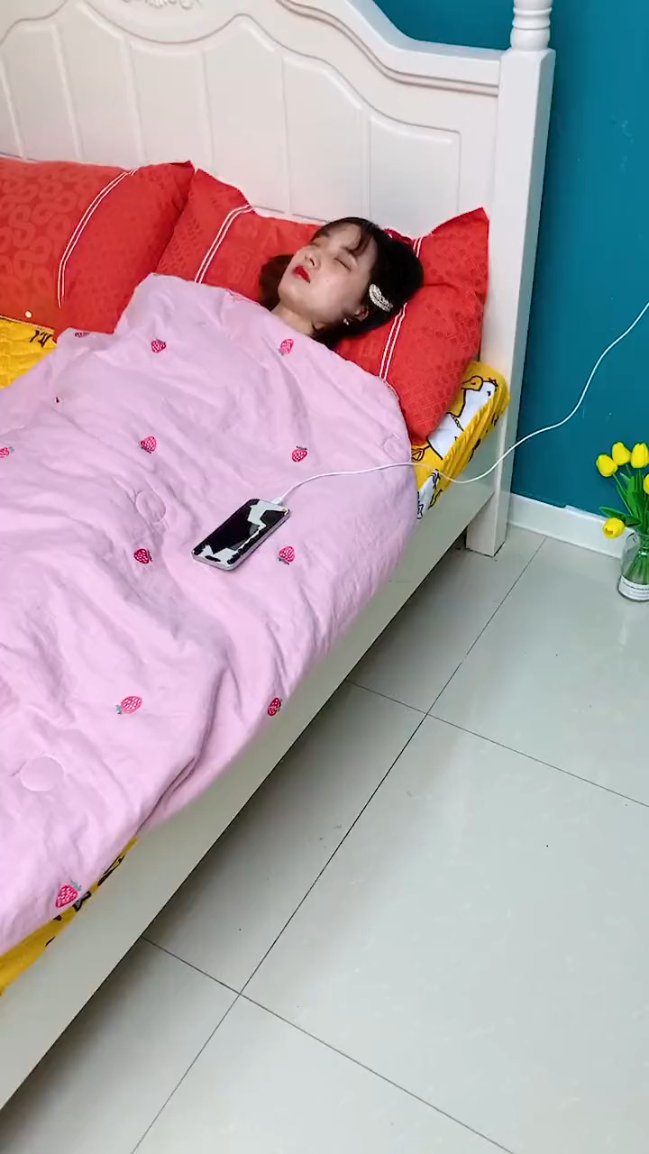 有了这个手机充电置物架,手机充电方便多了
