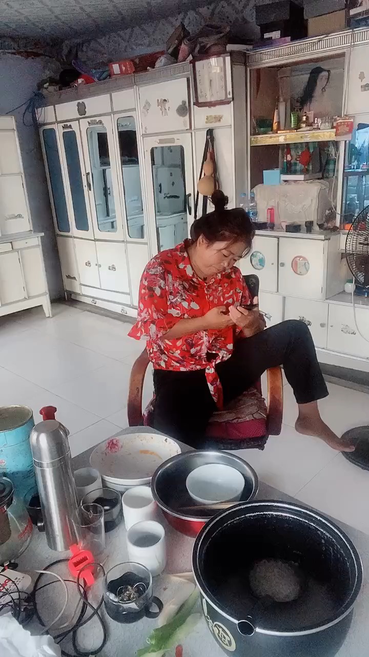 40岁娶了个懒婆娘啥活不干.