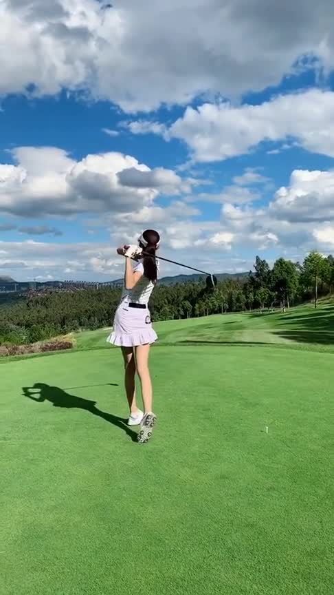 高尔夫美女穿短裙挥杆技术高超