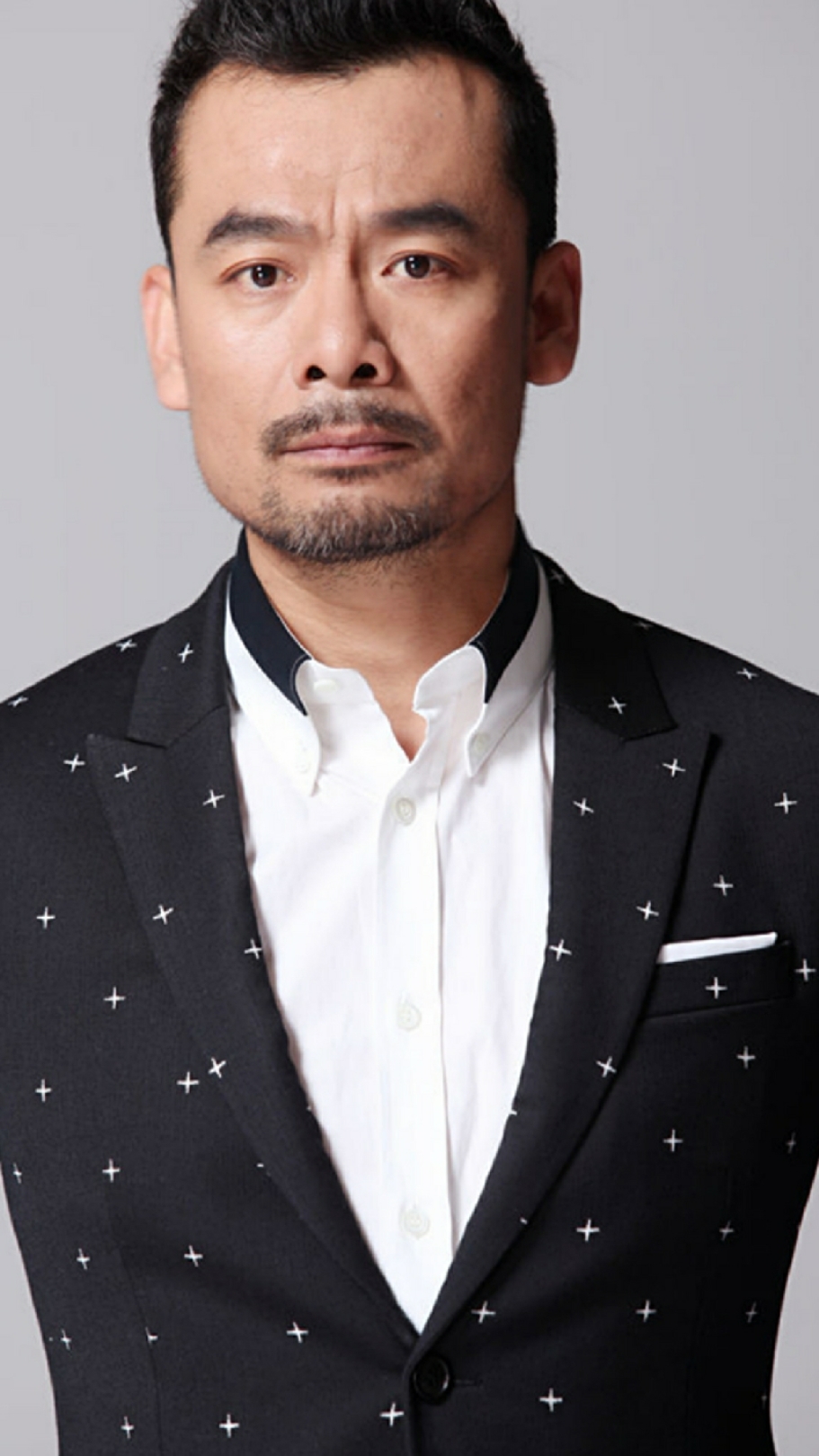 他是国家实力派演员老戏骨,戏红人也红,可是好多人却不知道他的名字