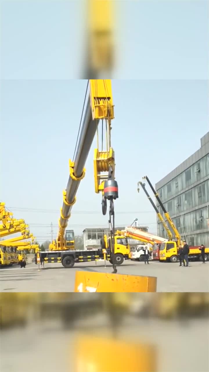 看见了这么一辆大吊车,没想到吊臂还有这样的,真让我长见识了!