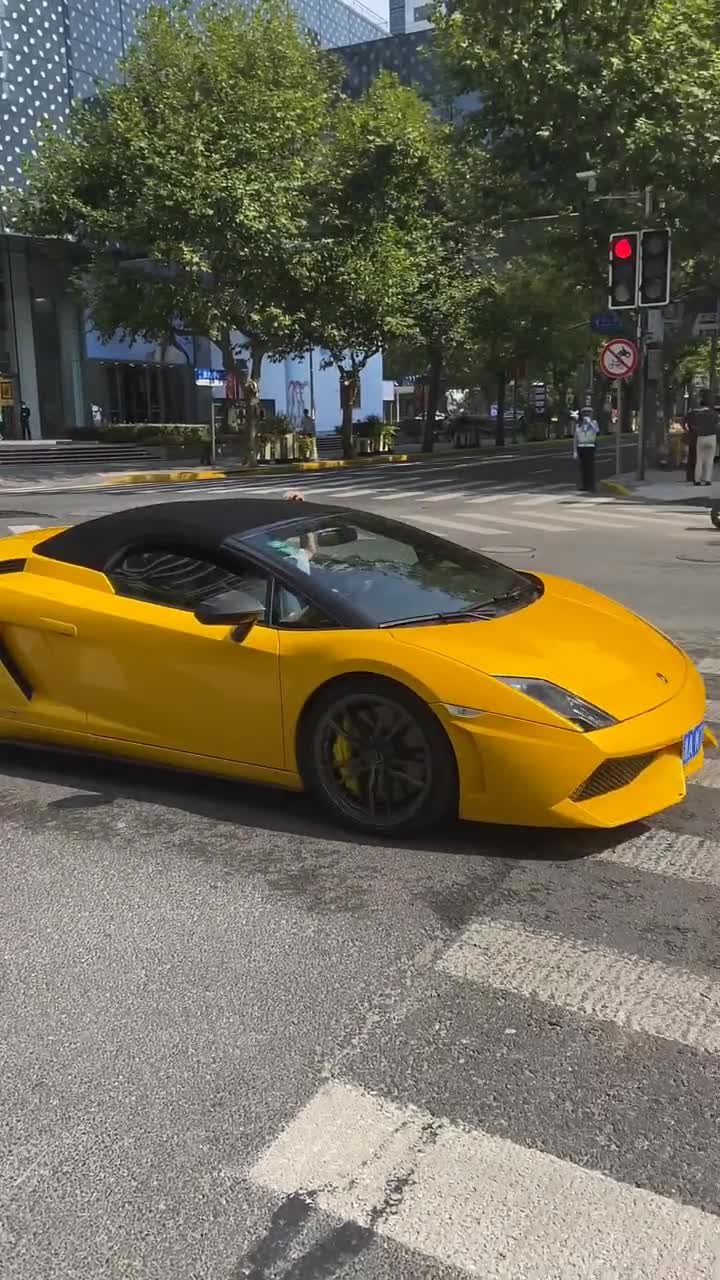 浙江大佬单手开兰博基尼盖拉多spyder来上海新天地喝奶茶!