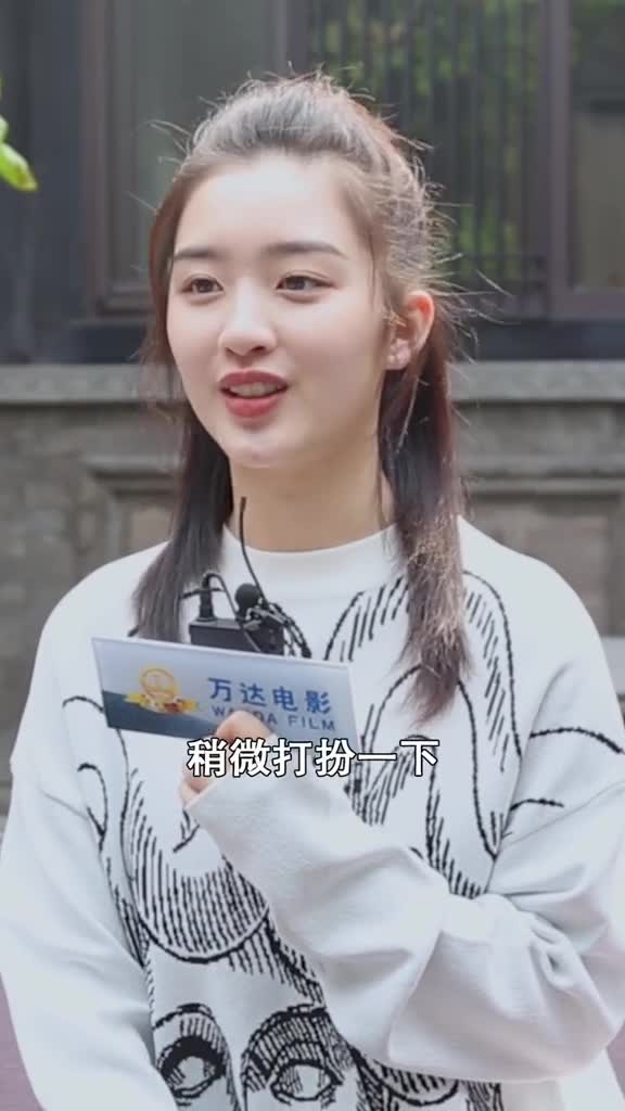 忘不了邓恩熙,在电影你好之华,中精彩表演,生活中她也是少女感十足.