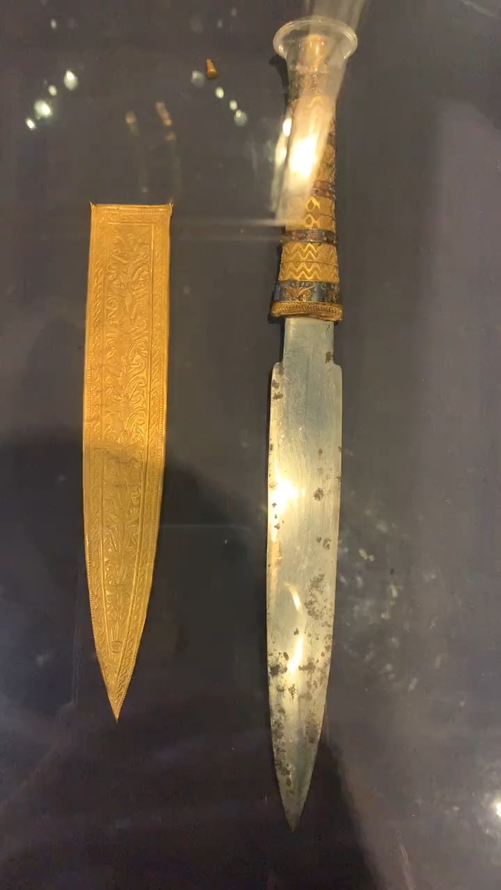 图坦卡蒙的小配剑是由天外来石,铁陨石组成,匕首剑片中含有镍和钴