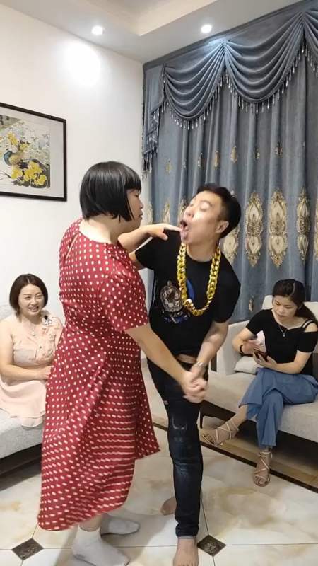 搞笑视频#难得兄弟姐妹聚在一起开心一下,你们还能认出我来吗