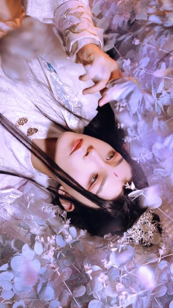 变装#严争鸣简直争气本气,靠读书上位.论多读书的重要性