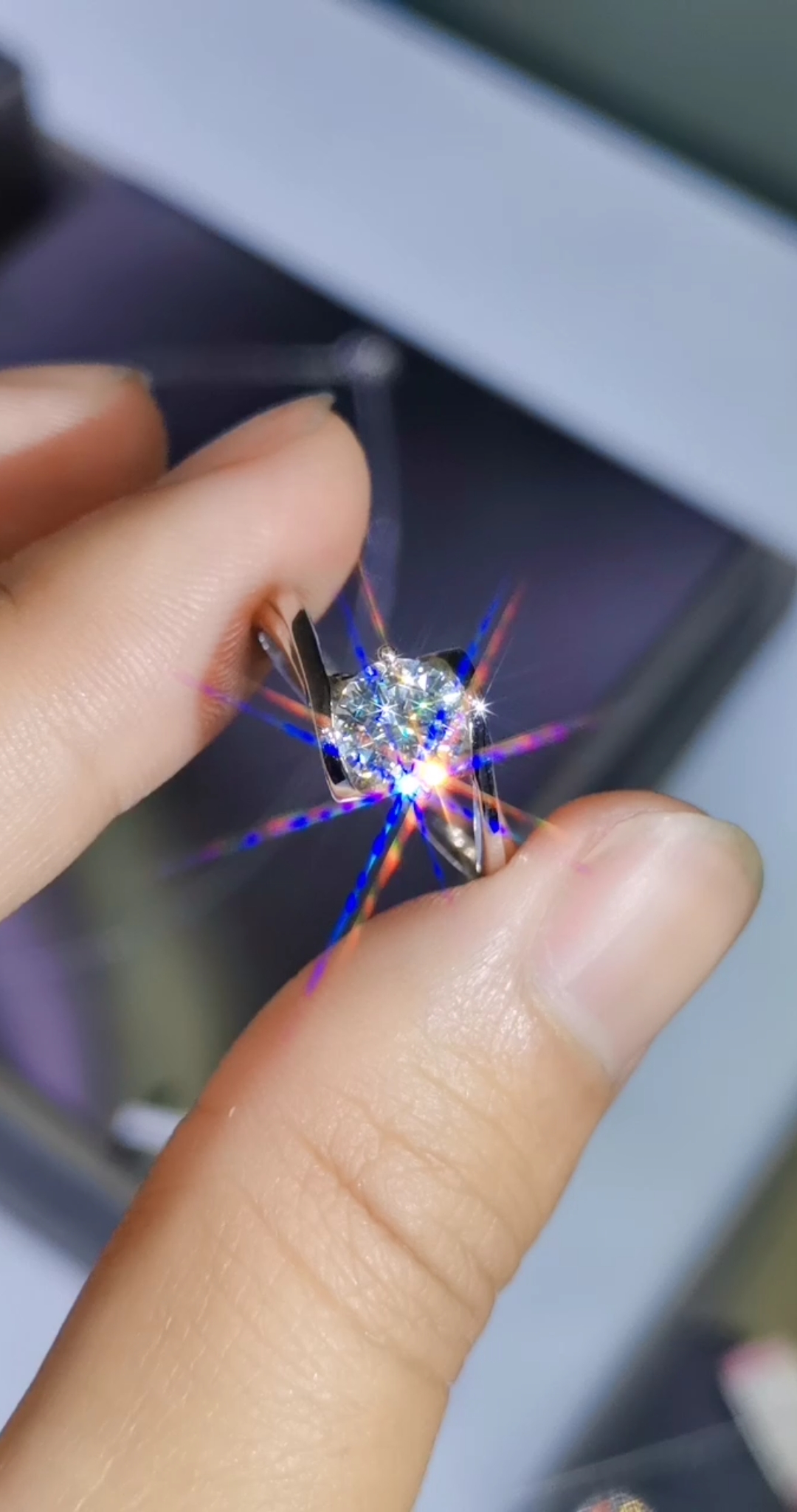 莫桑钻戒指一克拉,天使之吻,火彩爆闪