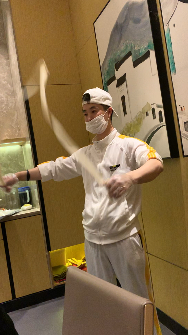 全民迎新年#海底捞的甩面好帅!