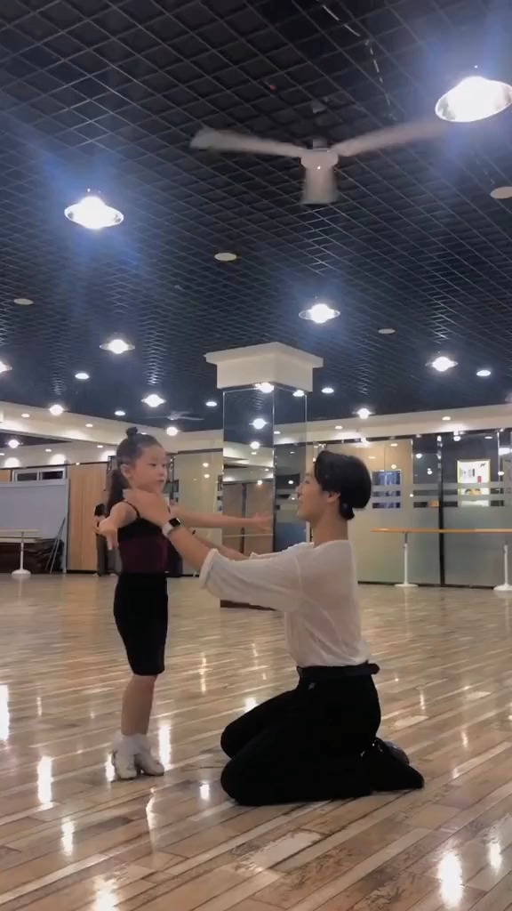 听说拉丁男老师跪下不是在求婚就是在上课拉丁舞张爱马笛贾昊悦