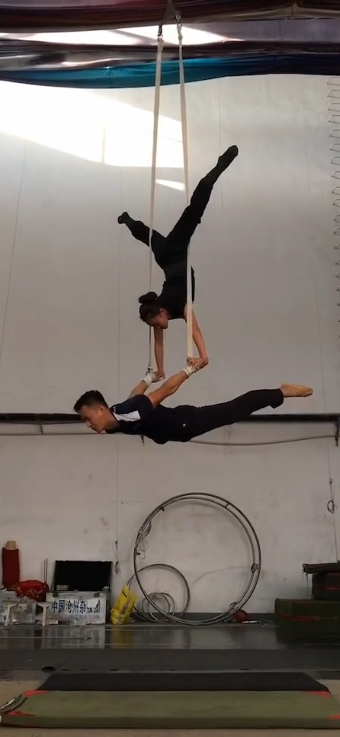 杂技表演.#空中倒立