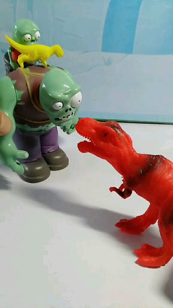 巨人僵尸背了个小恐龙