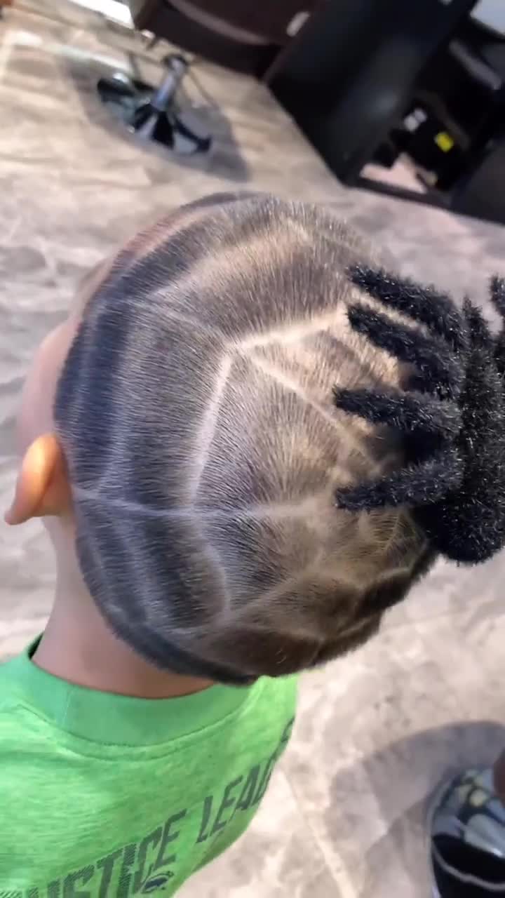 给小孩整一个帅气的发型,这个蜘蛛很厉害啊!