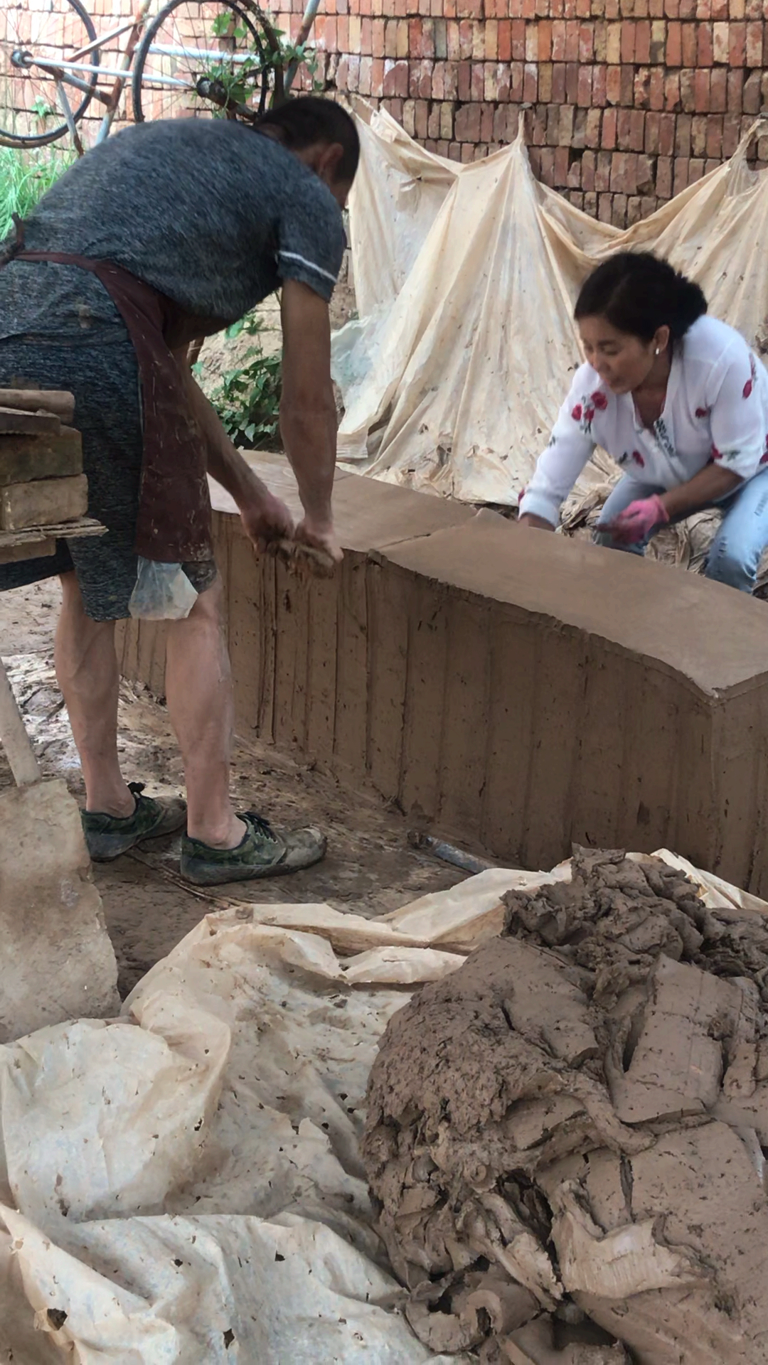 全村最勤劳的人每天早上5点就出去干活了,晚上8点才回来,才挣了不到
