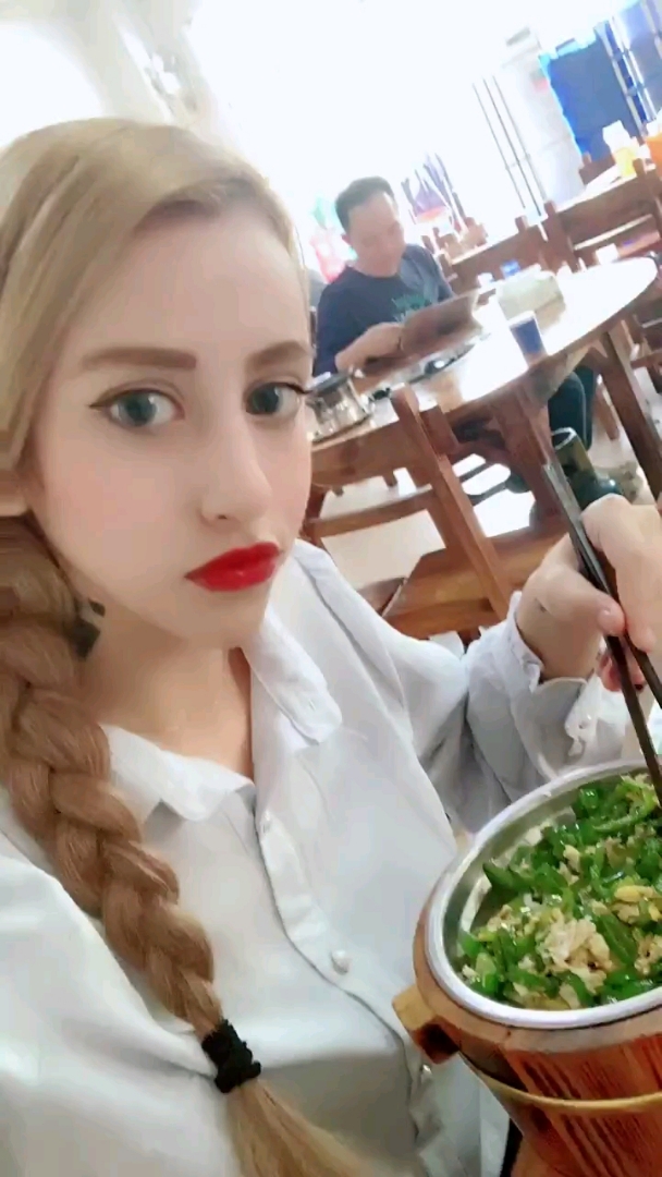 用左手吃饭的女孩子,有人喜欢吗?