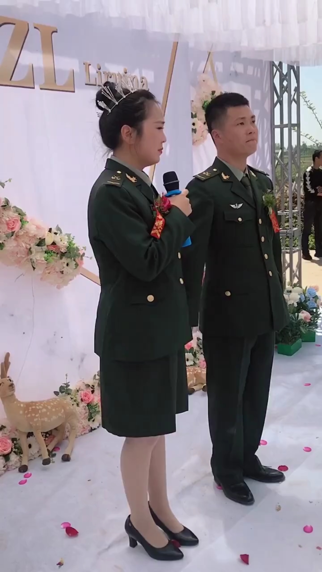 军哥军嫂婚礼就是表帅穿军装结婚,省了一切费用,没有要彩礼