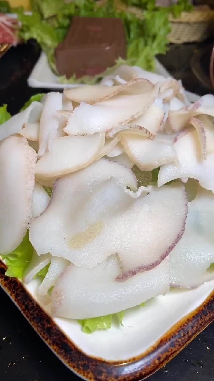 铜火锅里涮鲍鱼片你吃过没,我是第一次吃