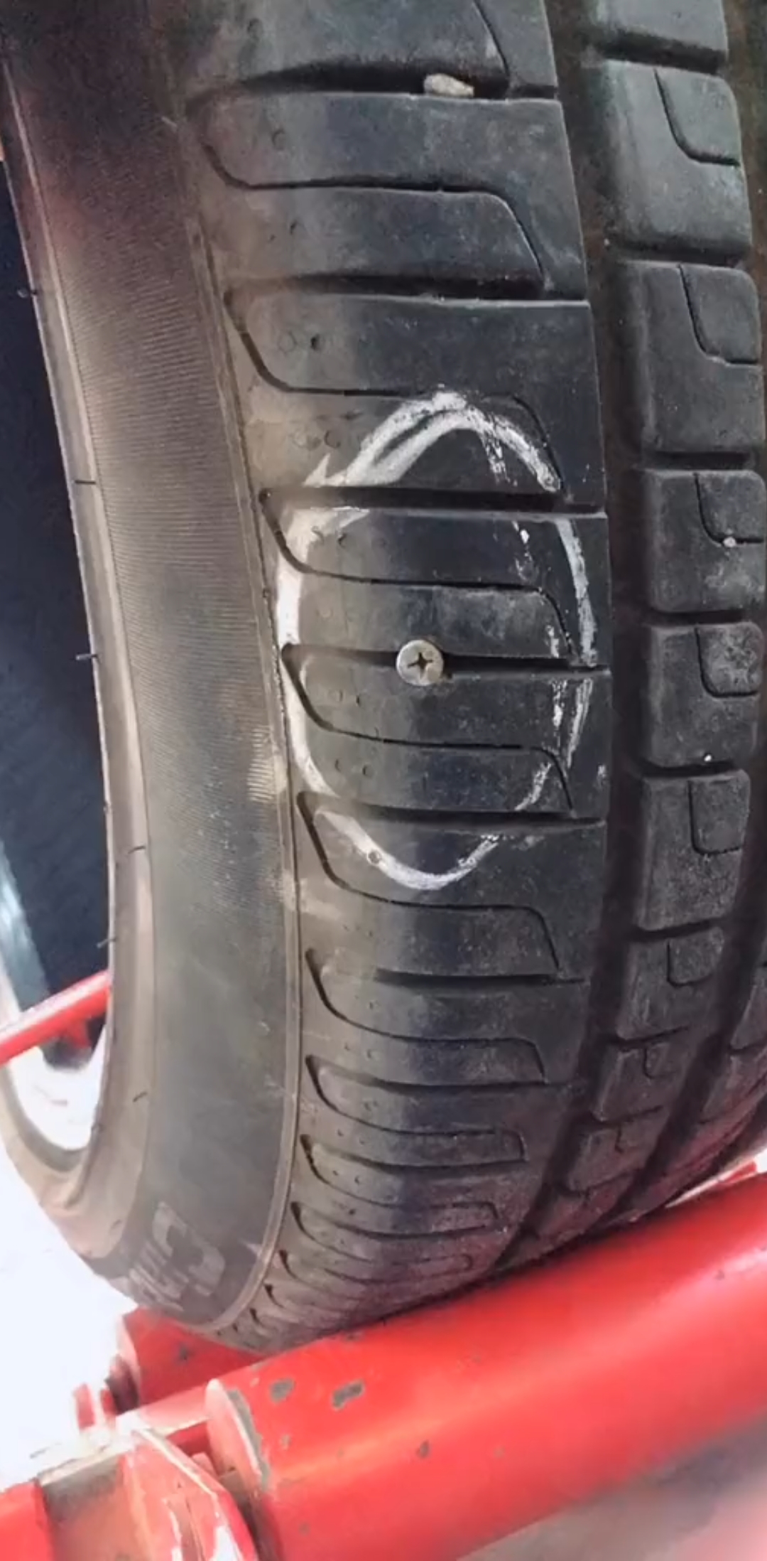 跟车主说了胎侧,补了不耐用,蘑菇钉又不能补胎侧,没办法车主坚持要补