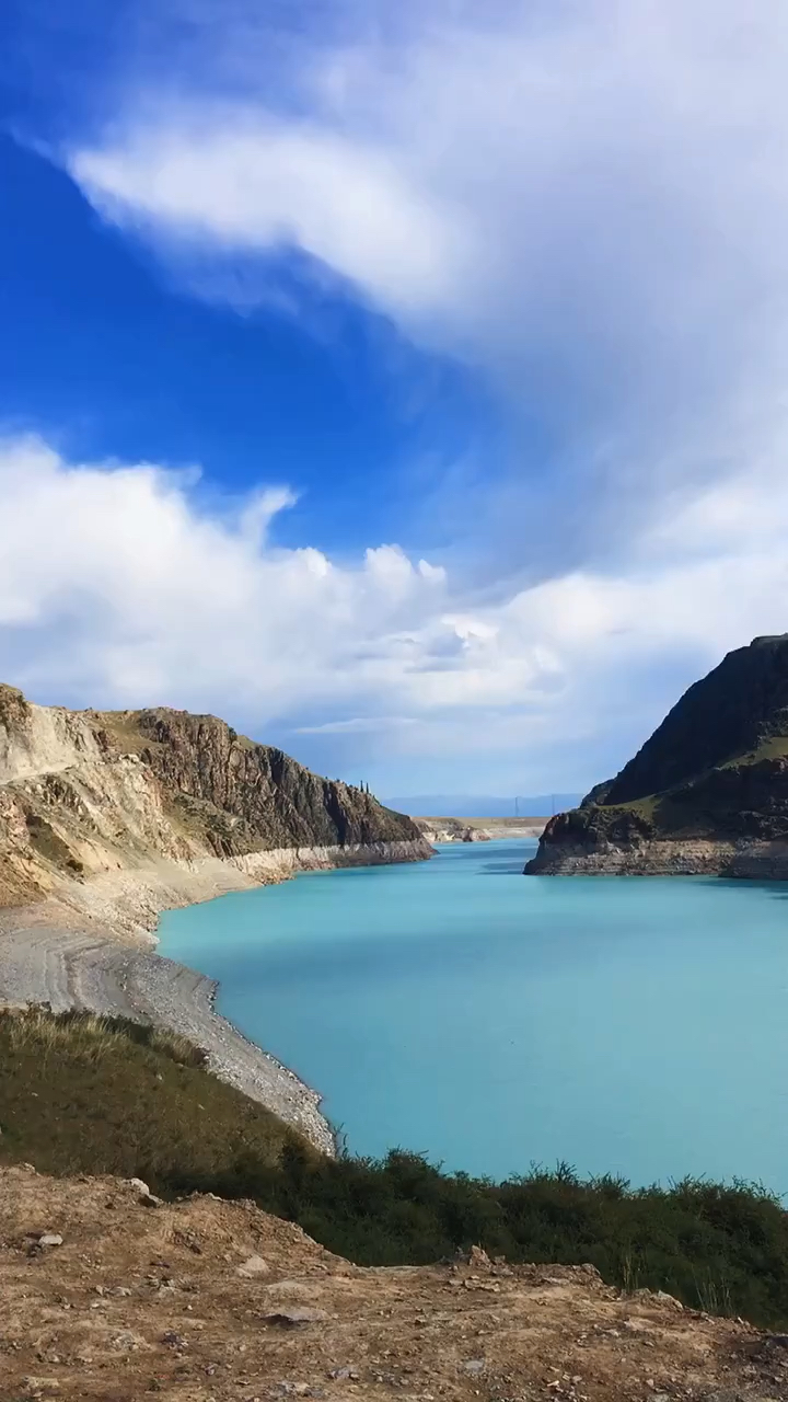 昭苏县绿湖,蓝蓝的天空,蓝蓝的湖水