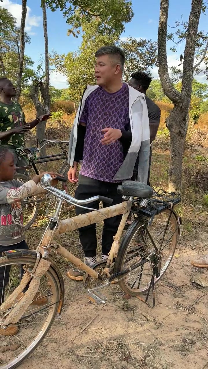 非洲生活黑蛋,没见过世面的样子