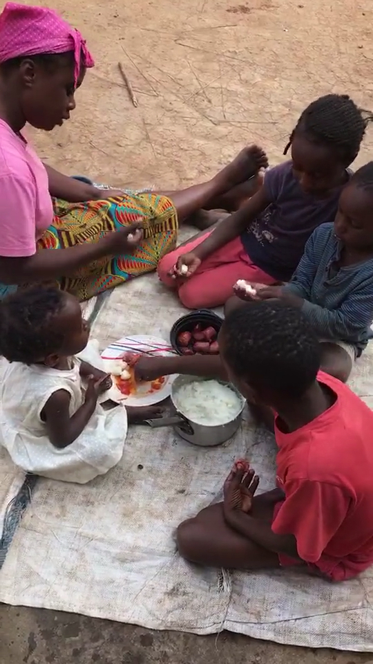 非洲一家四个孩子在吃饭