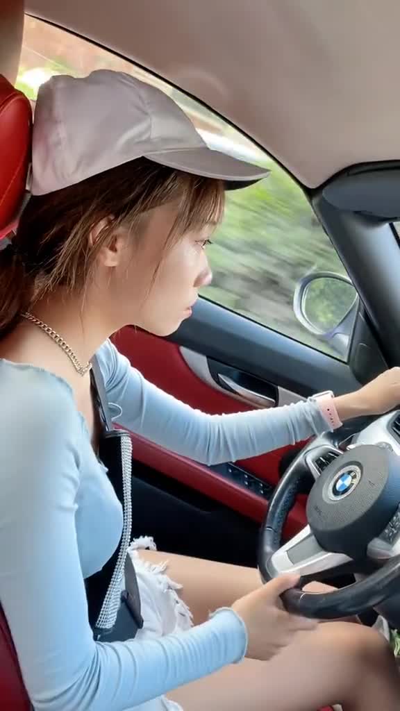 后年轻女老板亲自开车,我这个助理跟着出门也太舒服了哈哈哈!是古婷婷