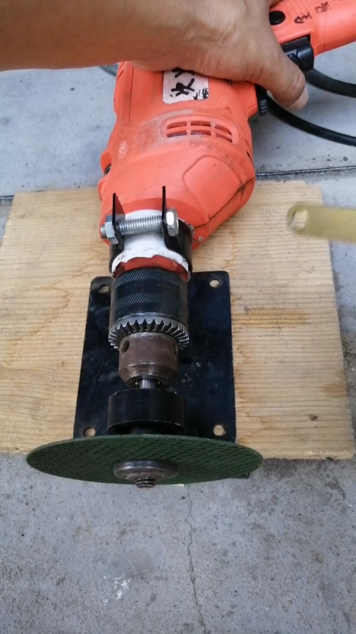 手电钻秒变小台锯