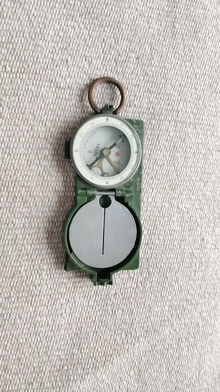 存了几十年的军用指南针