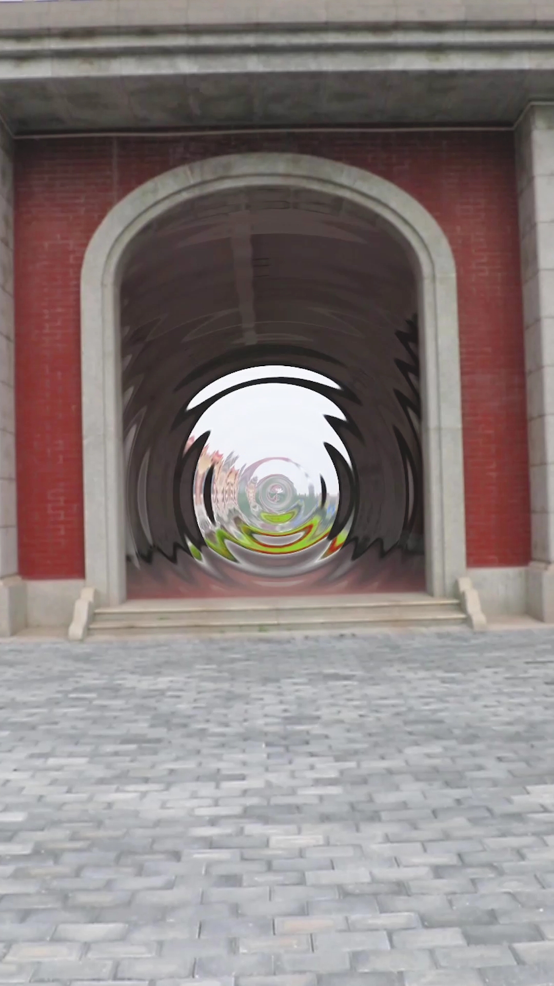 据说这个门可以通往另一个世界,我去试试