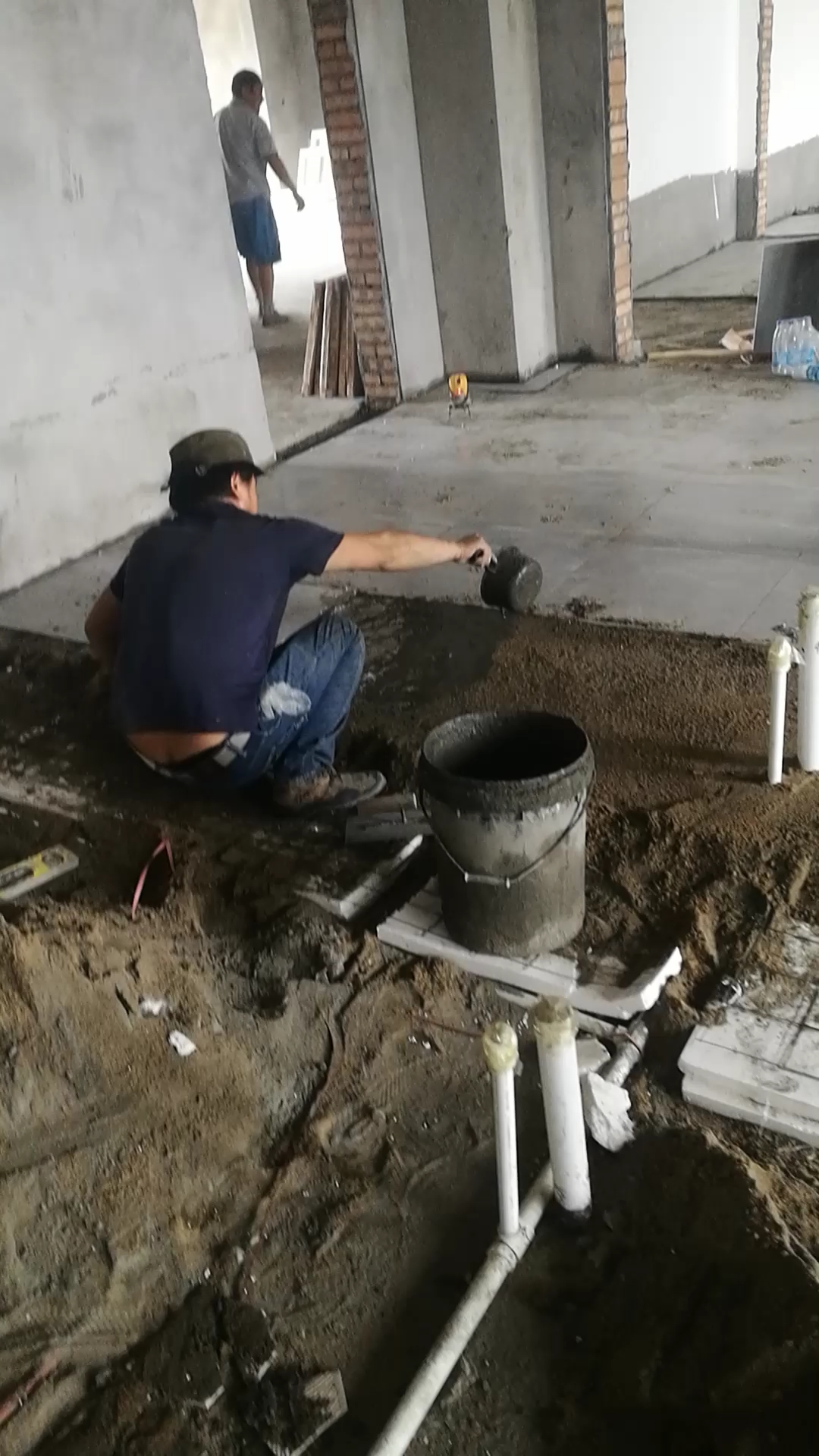 工人在铺地砖,地板砖下面铺保暖板,钢网你见过这样的装修吗?