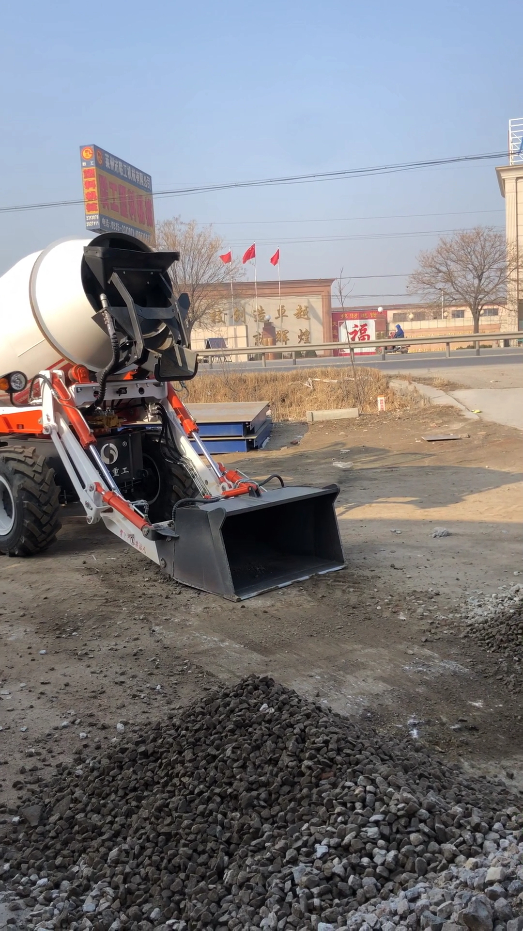 我要上热门#自动上水上料卸料混凝土搅拌车