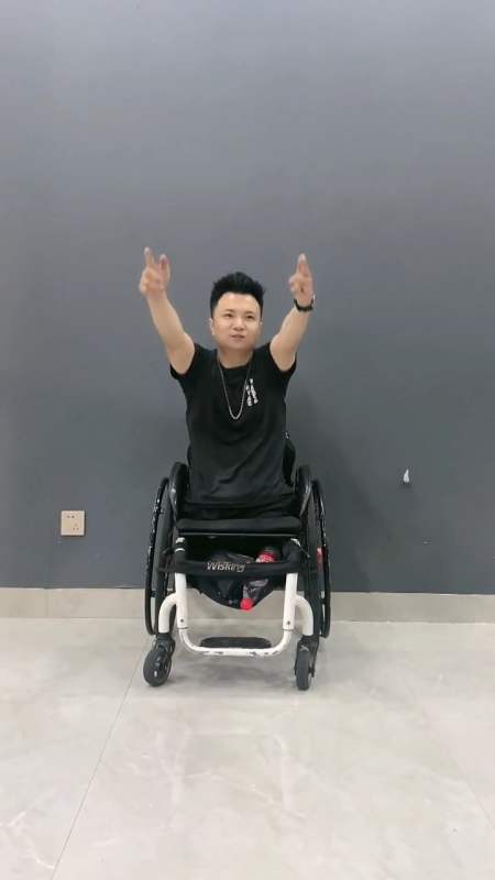 没有双腿不可怕!可怕的是失去信心 加油