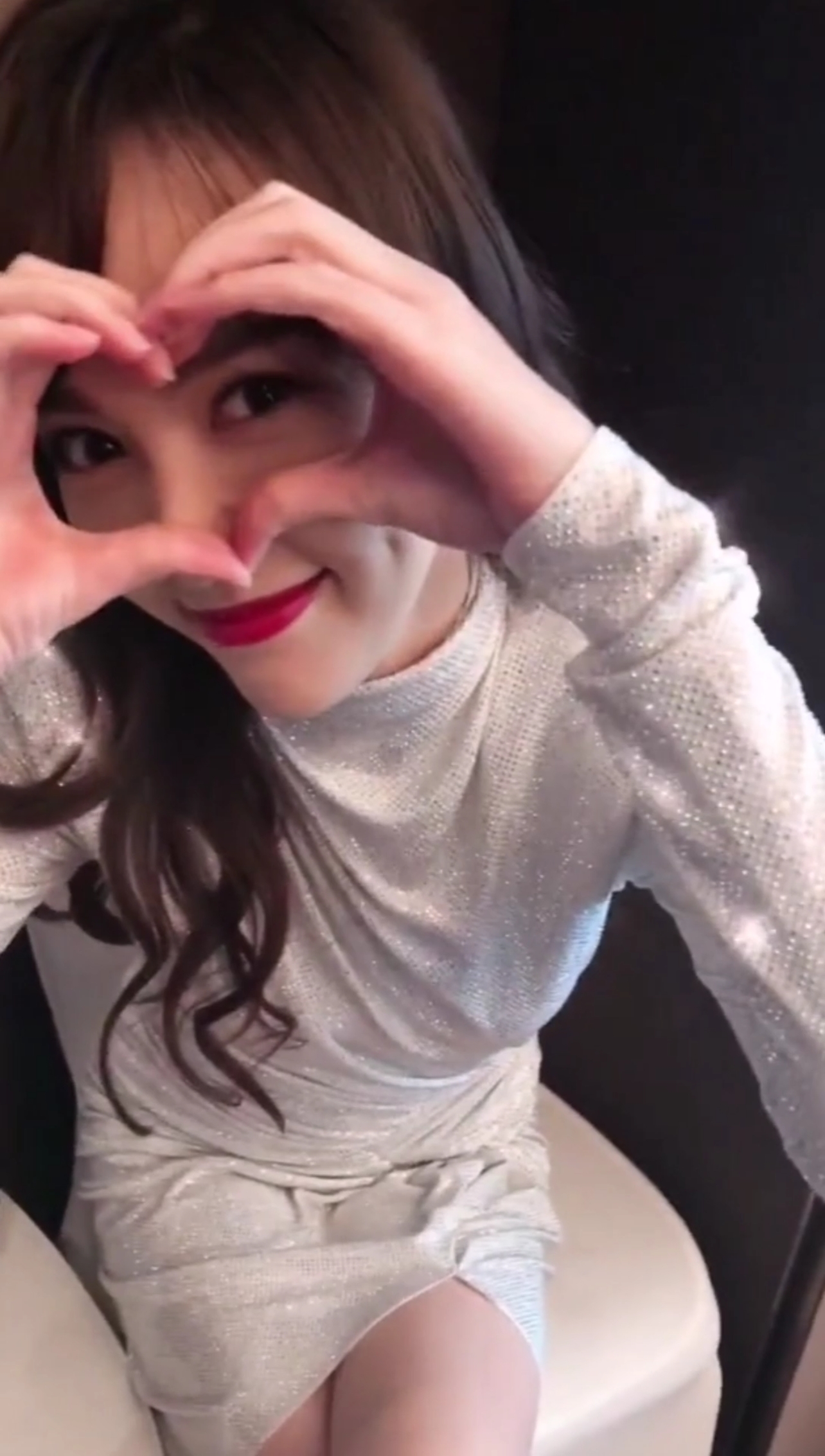 明星#甜美唐嫣现场卖萌,花式比心,太可爱了