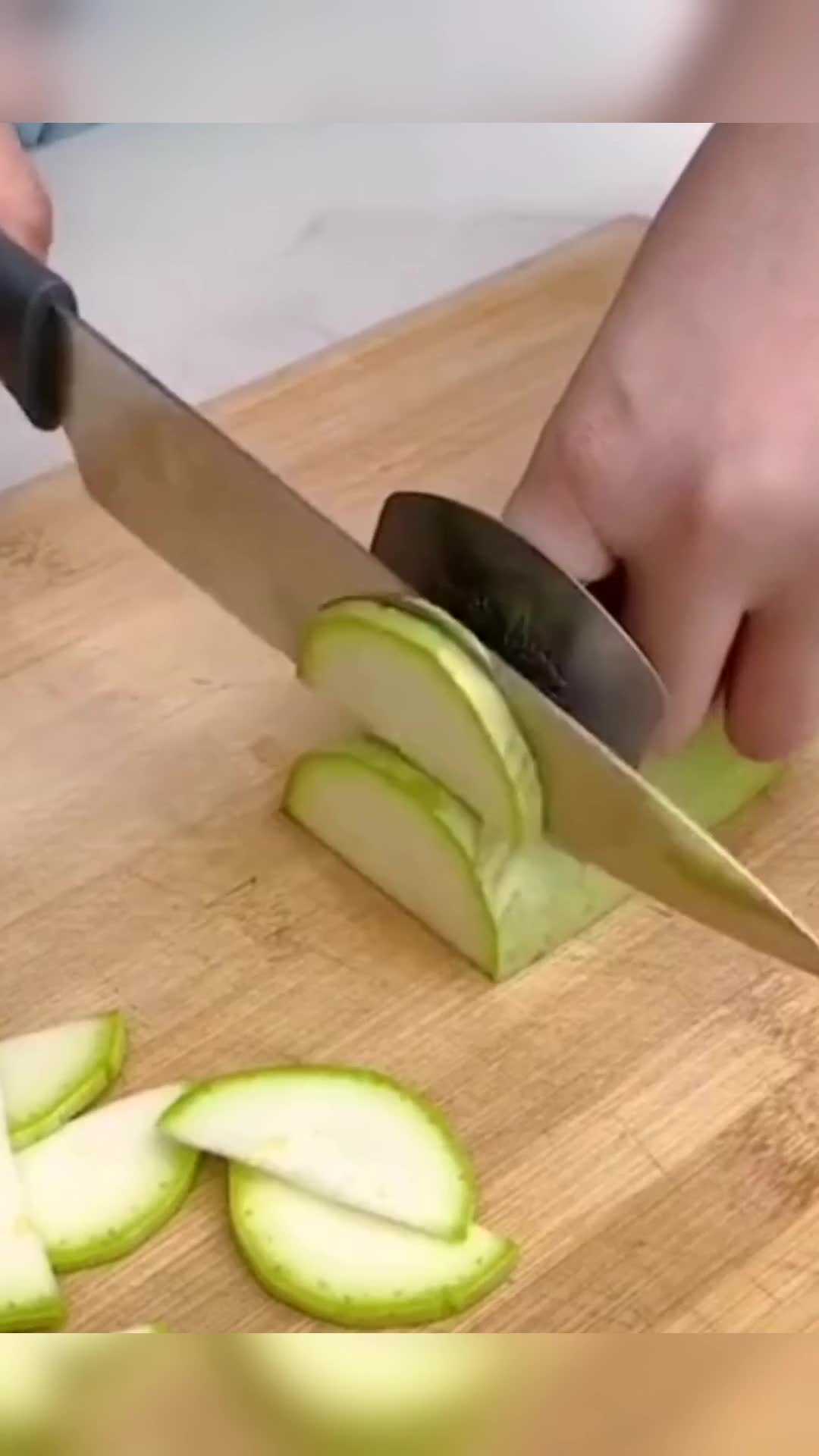 切菜总是很容易切到手,用这个防切手神器吧!