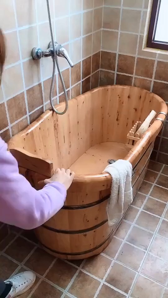 旧浴盆又重又占地方,还是这个折叠泡澡盆方便,不用的时候收纳起来不占