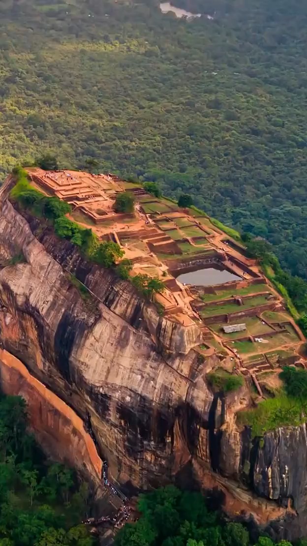 斯里兰卡狮子古城堡近景,在巨石顶部建起了一座宫殿,旅游,山青水秀好