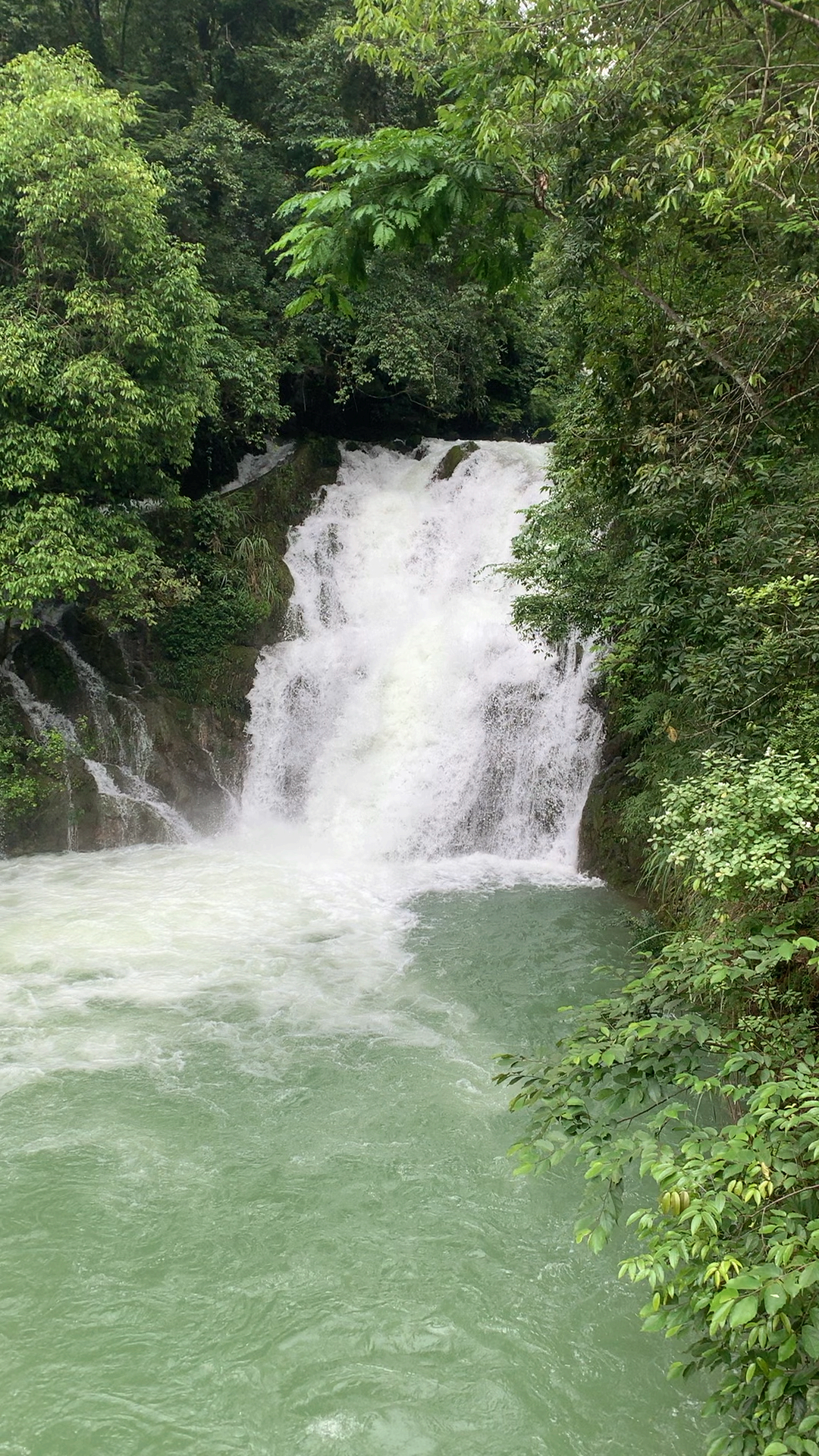 贵州小七孔  六十八级瀑布,每一级的美景都不一样,真正的青山绿水