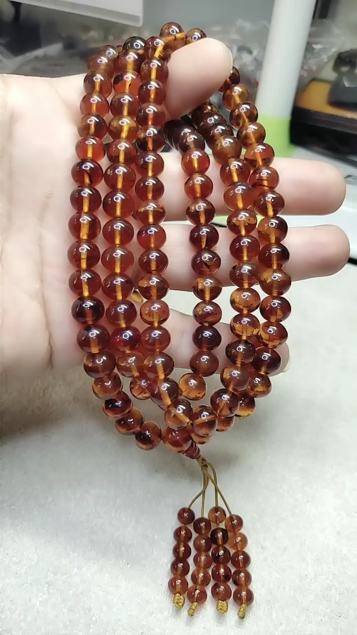 抚顺琥珀老料豆油红9毫米108颗圆珠项链,有喜欢的关注支持一下-度小视