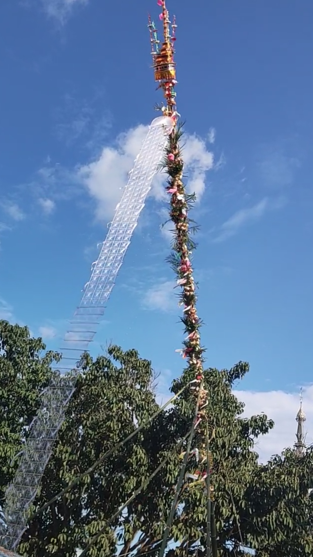节日#傣族点灯节立幡!