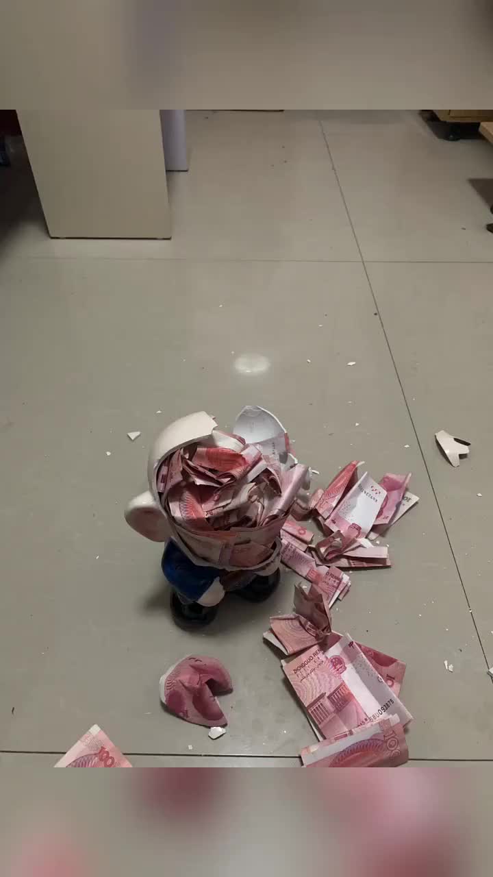 原来儿子才是真正的有钱人,砸开存钱罐那一刻,我都看傻眼了!