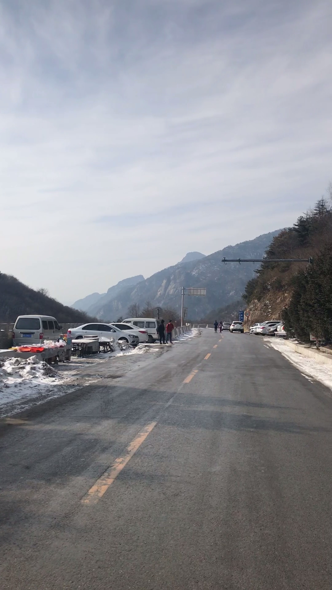 秦岭210国道分水岭.中国两大水系分界岭,中国南北气候分界岭.